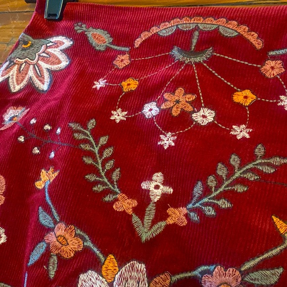 Adorable. Red Floral Print Corduroy Mini Skirt- Sz 26 - Picture 2 of 4